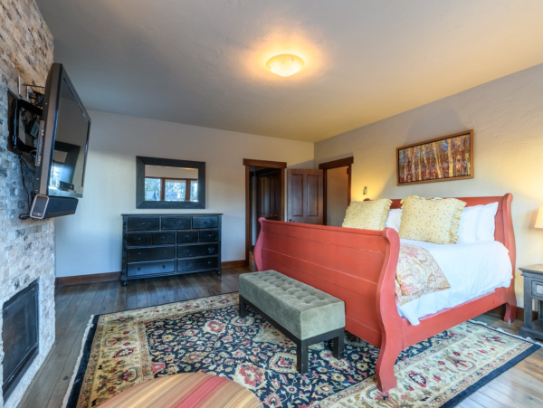 5 bedroom plus loft 10 min walk to Peak 8